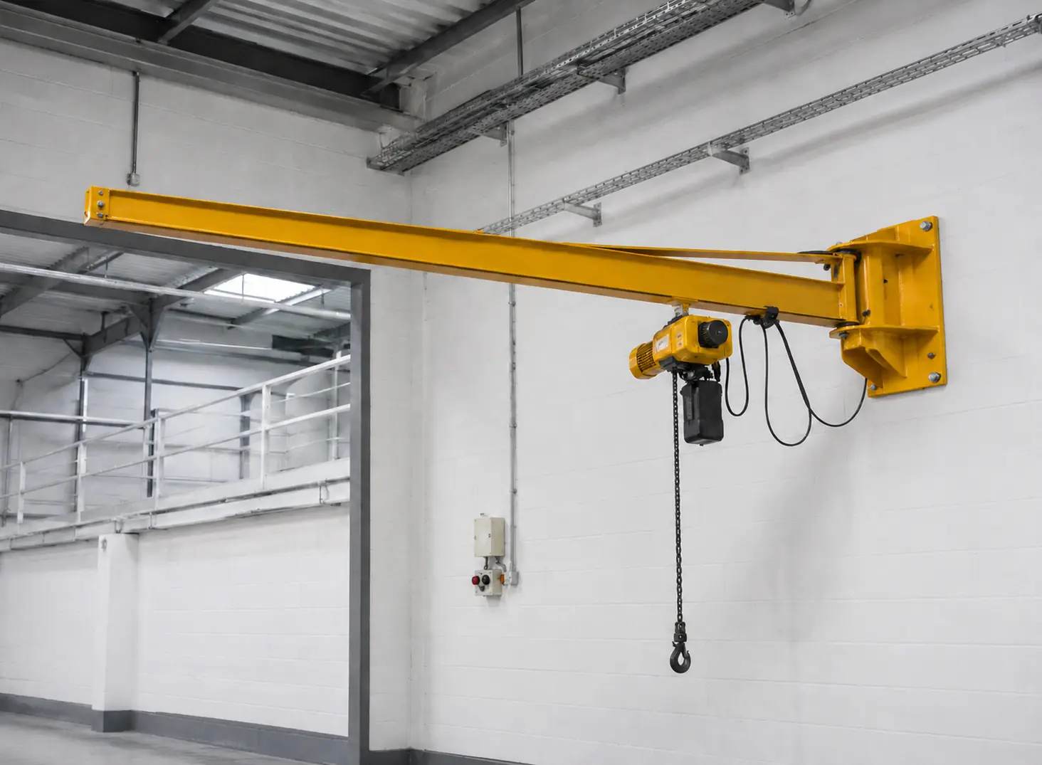 Guindaste giratório de parede amarelo fixado diretamente à parede industrial